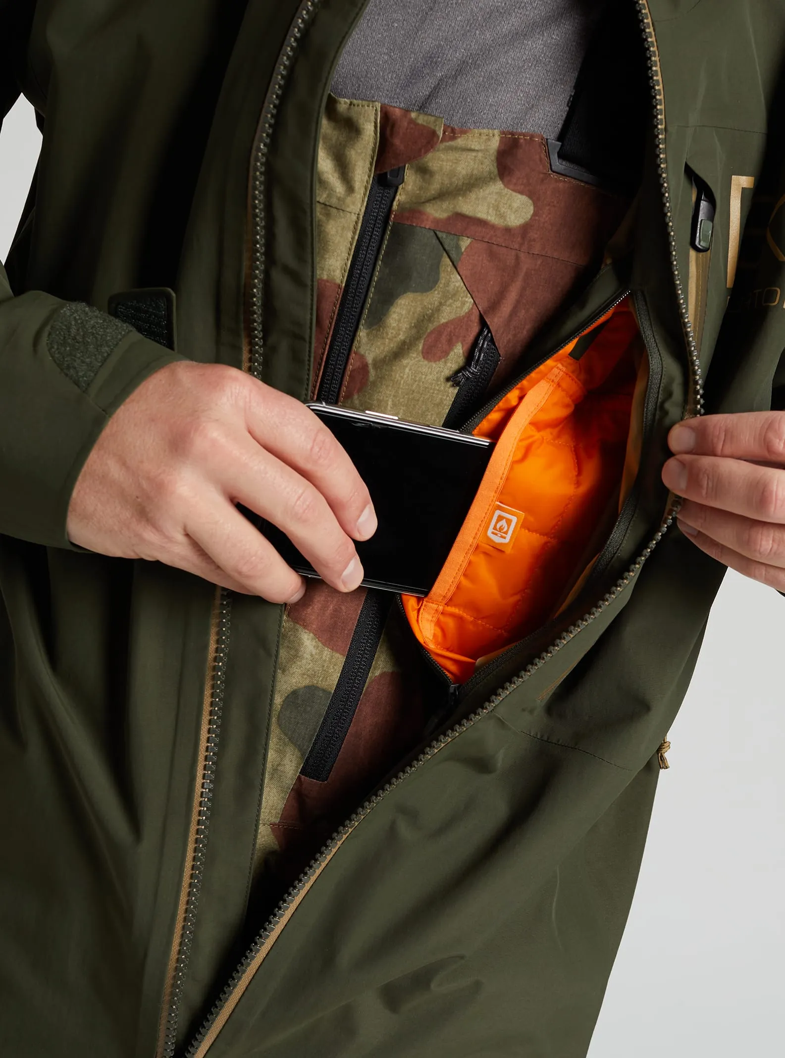 [ak] GORE-TEX Cyclic Snowboard Jacket 2022