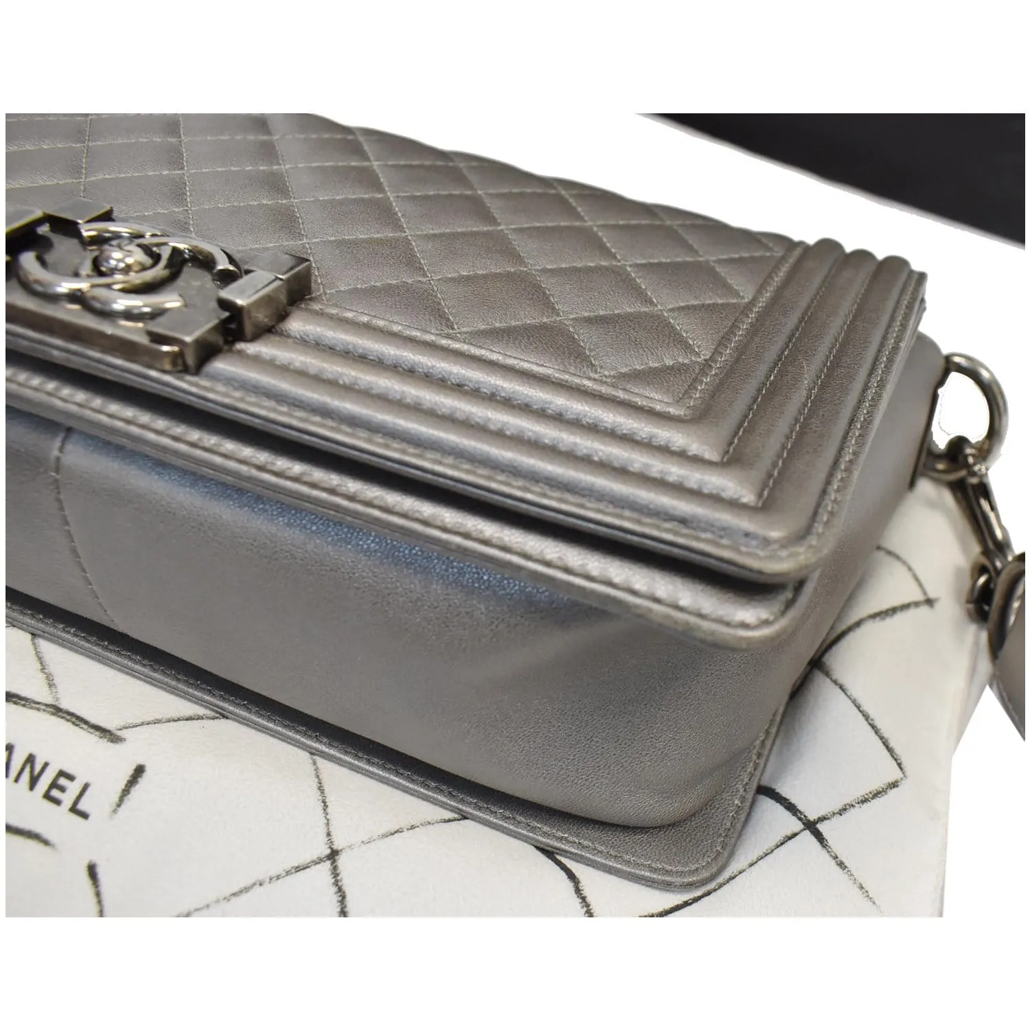CHANEL Boy Flap with Stingray Lambskin Leather Shoulder Bag Silver