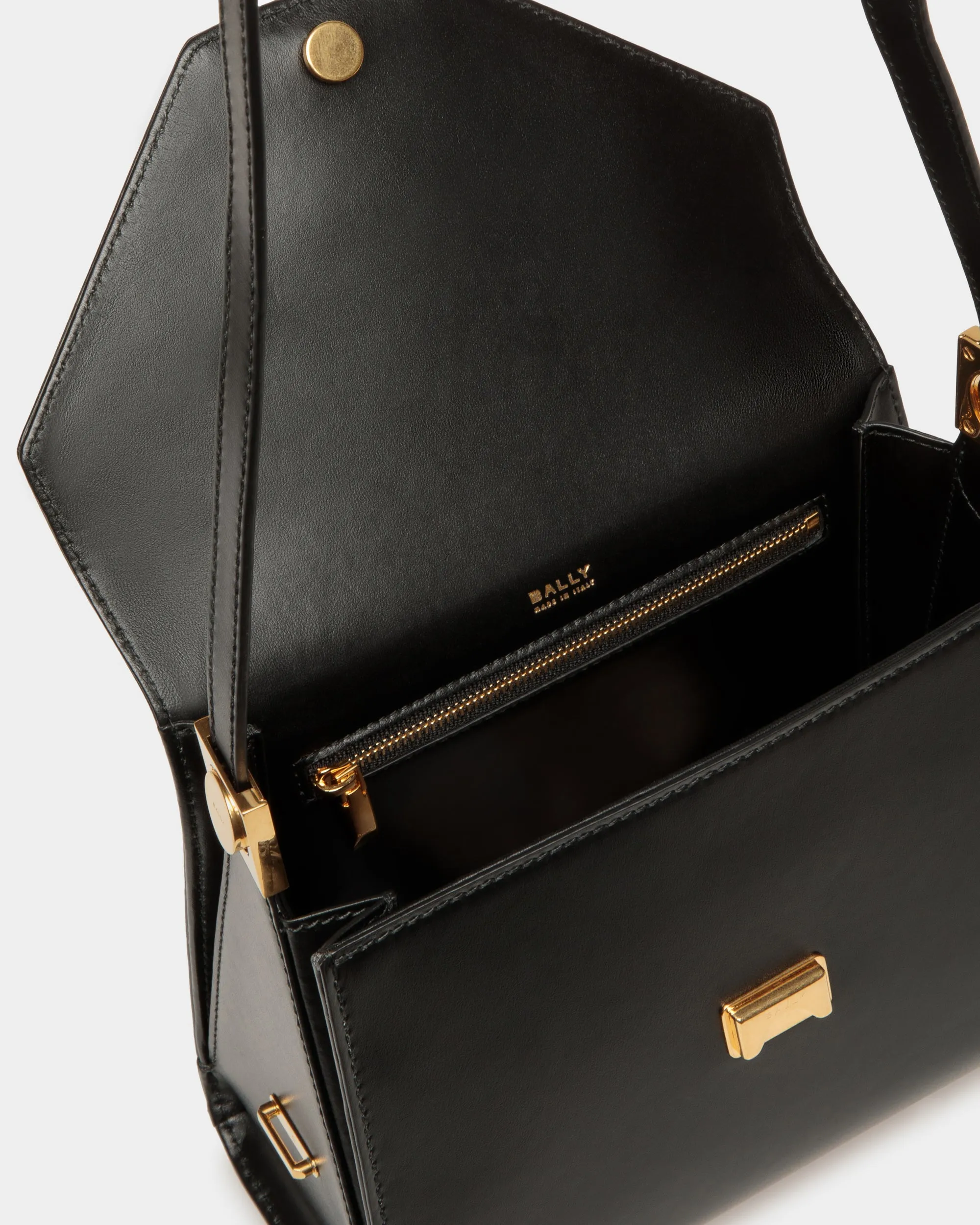 Emblem Trapeze M - Shoulder Bag
