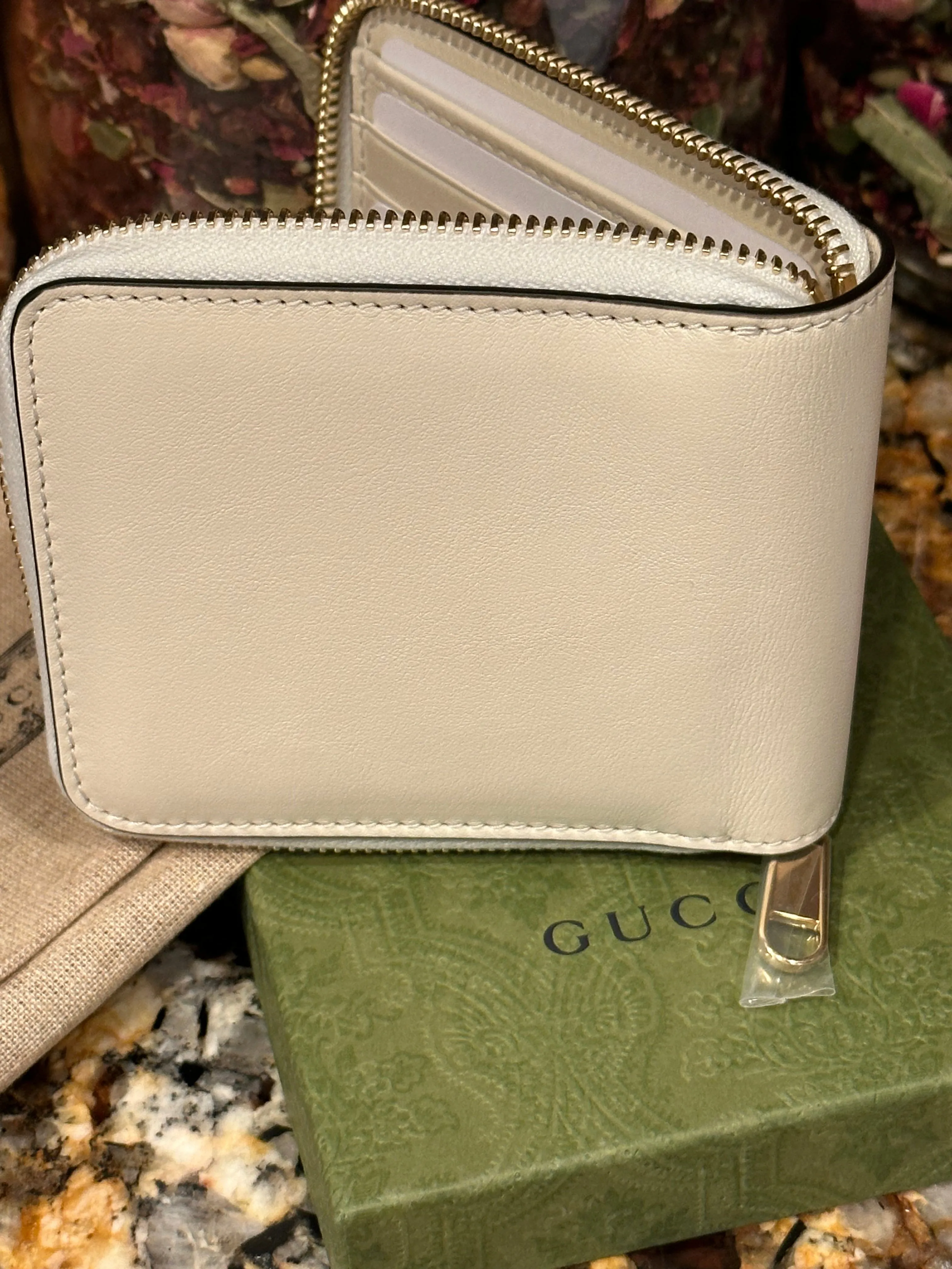 Gucci Interlocking GG Zip Around Wallet in White and Red