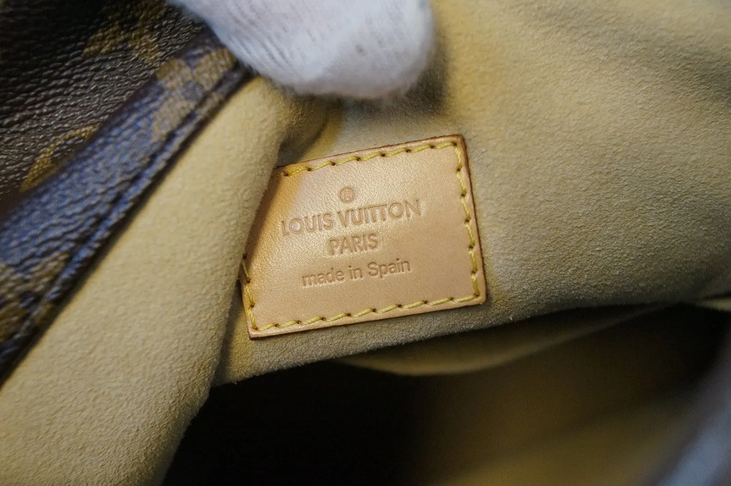 LOUIS VUITTON Artsy MM Monogram Canvas Tote Handbag
