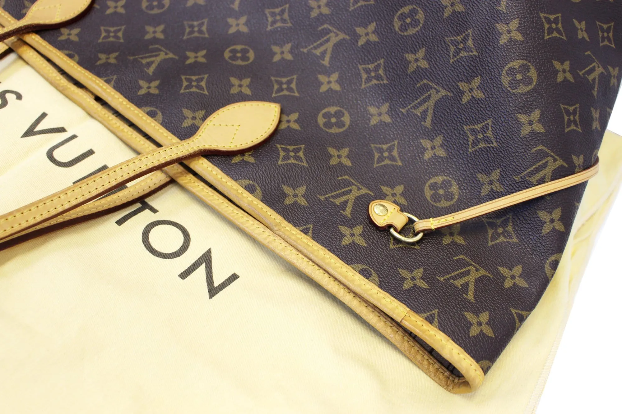 LOUIS VUITTON Monogram Canvas Neverfull GM Shoulder Bag
