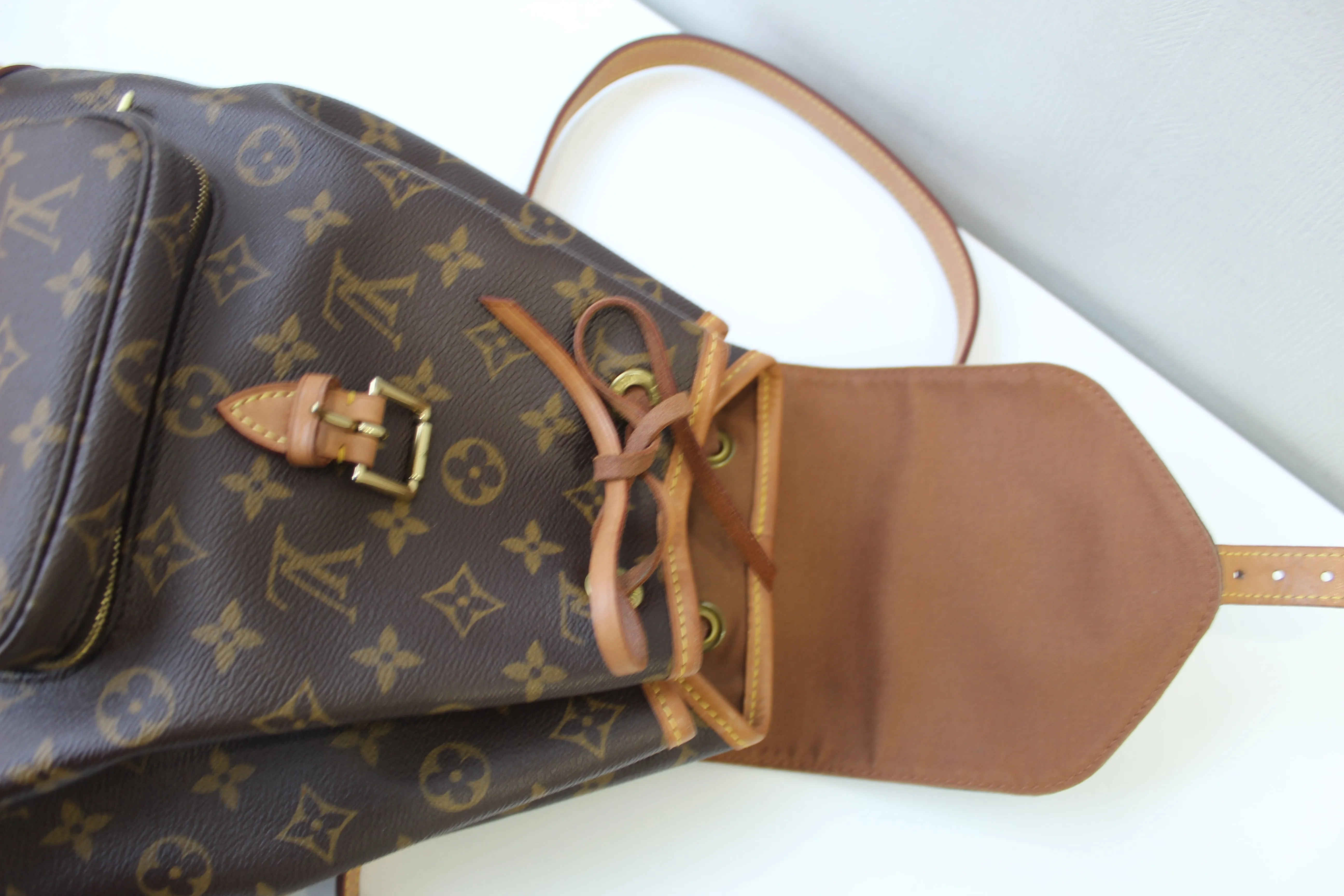 Louis Vuitton Montouris MM