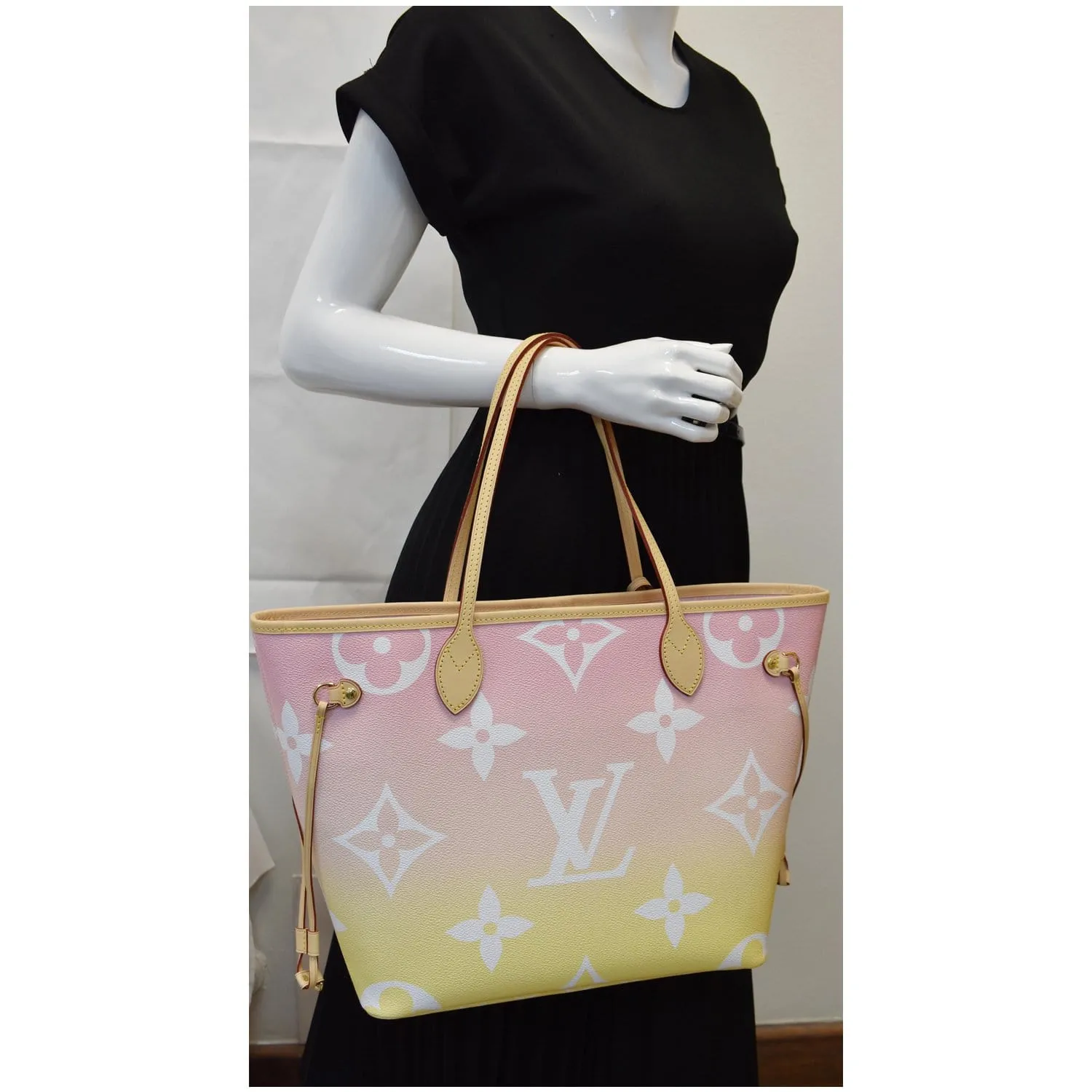 LOUIS VUITTON Neverfull MM Pool Monogram Giant Tote Shoulder Bag Light Pink - 25% OFF
