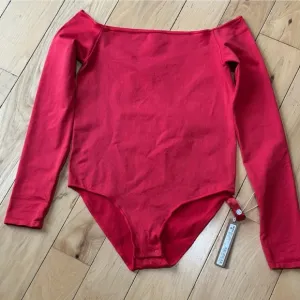 NWT SKIMS Essential Off-The-Shoulder Bodysuit
